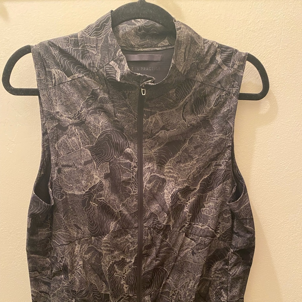 lululemon athletica Black & Gray Patterned Sleeveless Vest